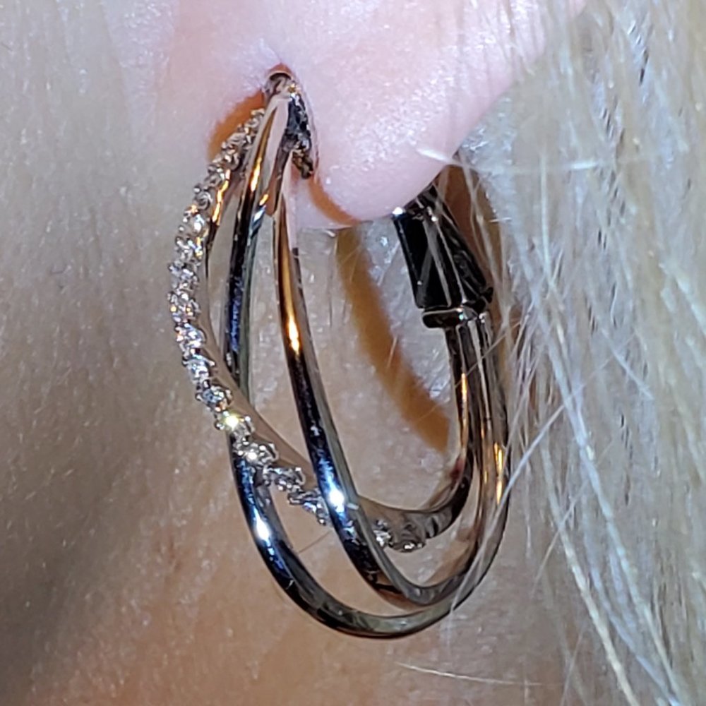 14K WHITE GOLD DIAMOND EARRINGS.